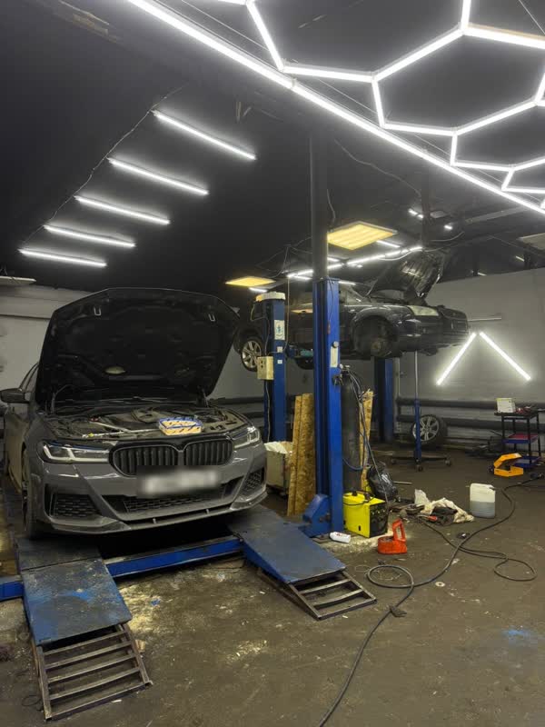 BMW на подъёмнике в боксе