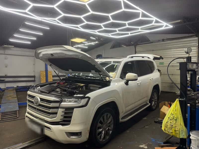 Toyota Land Cruiser в боксе под шестигранным светом