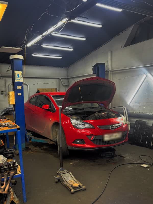 Красный Opel на подъёмнике